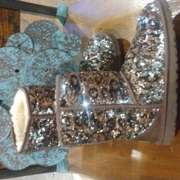 Eva Leopard Leather Uggs - Picture 2 of 8
